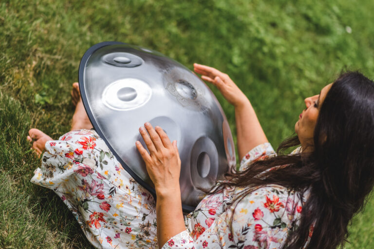 Manuela Franke im Handpan-Salon Dresden